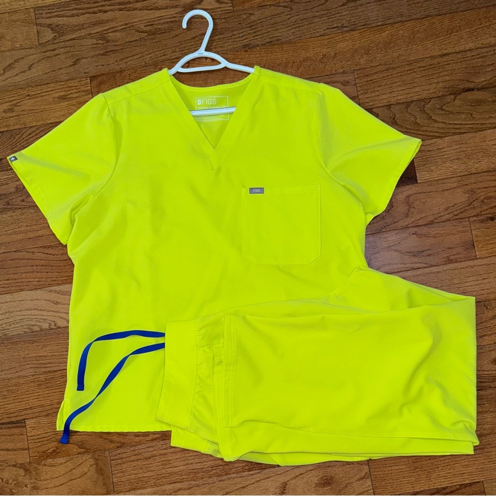 Figs Neon Yellow Scrub Set